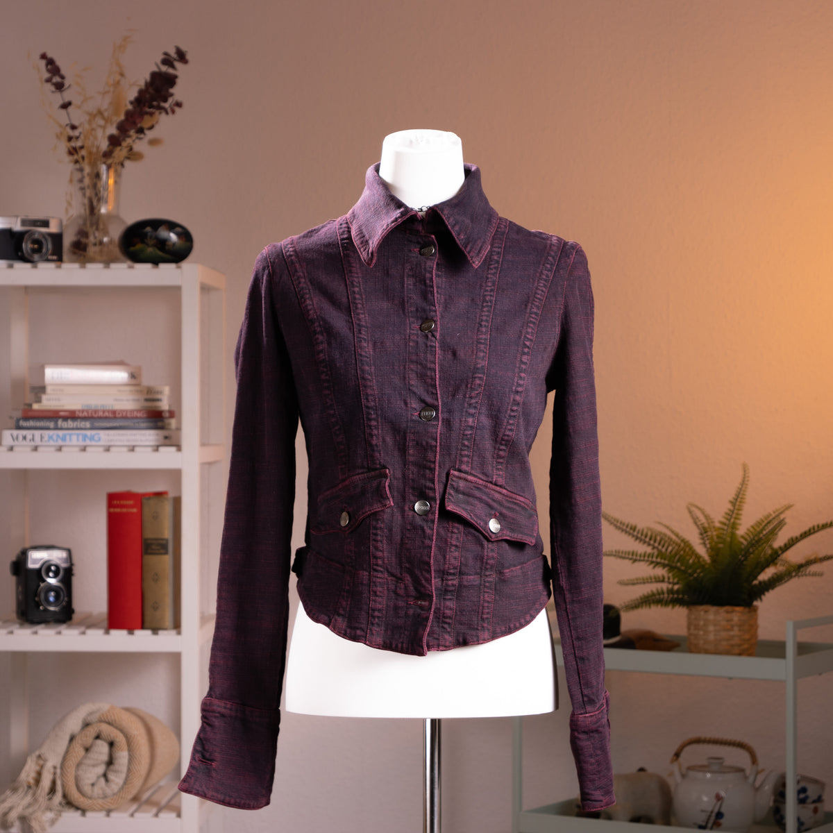 Archival Gianfranco Ferré Jeans NWT Deadstock Burgundy Denim Jacket – deep burgundy-washed denim with tonal vertical stitch panel detailing, point collar, snap button front closure, dual hip flap pockets with snap buttons, corset-seamed back, fitted silhouette, Made in Italy by Ittierre, product shot on dress form