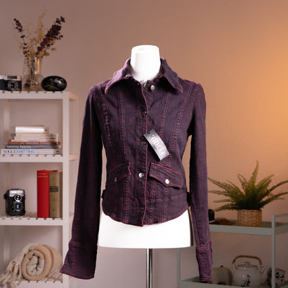 Archival Gianfranco Ferré Jeans NWT Deadstock Burgundy Denim Jacket – deep burgundy-washed denim with tonal vertical stitch panel detailing, point collar, snap button front closure, dual hip flap pockets with snap buttons, corset-seamed back, fitted silhouette, Made in Italy by Ittierre, product shot on dress form
