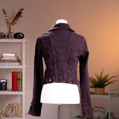 Archival Gianfranco Ferré Jeans NWT Deadstock Burgundy Denim Jacket – deep burgundy-washed denim with tonal vertical stitch panel detailing, point collar, snap button front closure, dual hip flap pockets with snap buttons, corset-seamed back, fitted silhouette, Made in Italy by Ittierre, product shot on dress form
