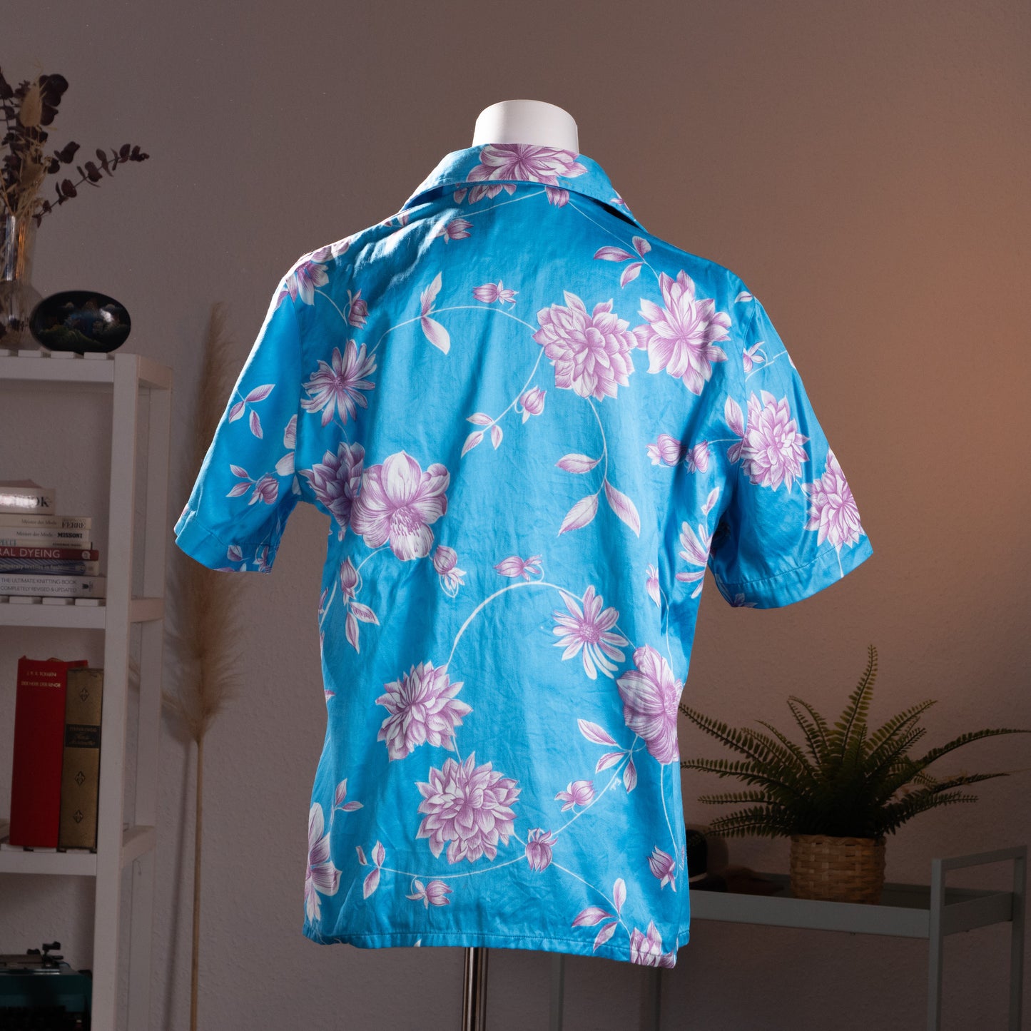 back view Archival 1973 Emilio Pucci Florence Unisex Short Sleeve Shirt – azure blue cotton with large-scale pink dahlia and chrysanthemum floral print, pointed collar, pearl button-front, single chest patch pocket, relaxed boxy fit, 70s archival Italian designer, product shot on dress form