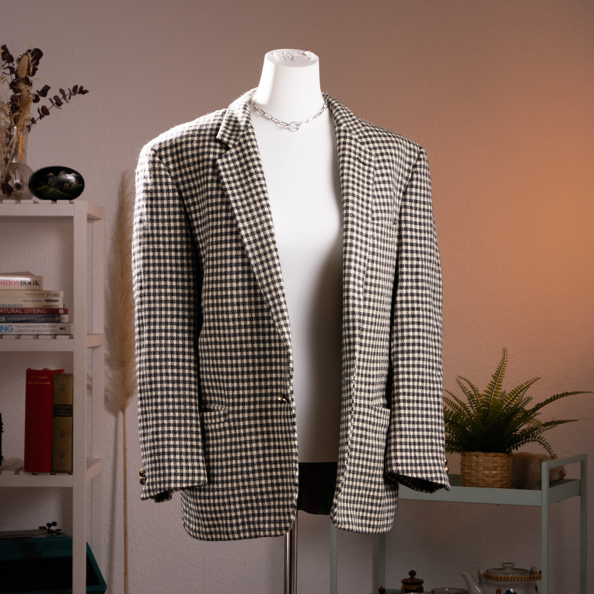 Archival Versus Gianni Versace houndstooth wool power blazer from the Fall Winter 1993 collection, front view on a mannequin.

