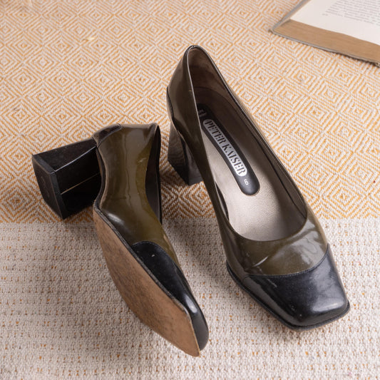 Vintage Peter Kaiser 90s Two-Tone Patent Leather Block Heel Pumps – olive khaki green patent leather upper with contrasting black patent square toe cap and sculptural black block heel, slip-on silhouette, silver Peter Kaiser insole, office siren minimalist aesthetic, EU 39 UK 6, flat lay editorial shot