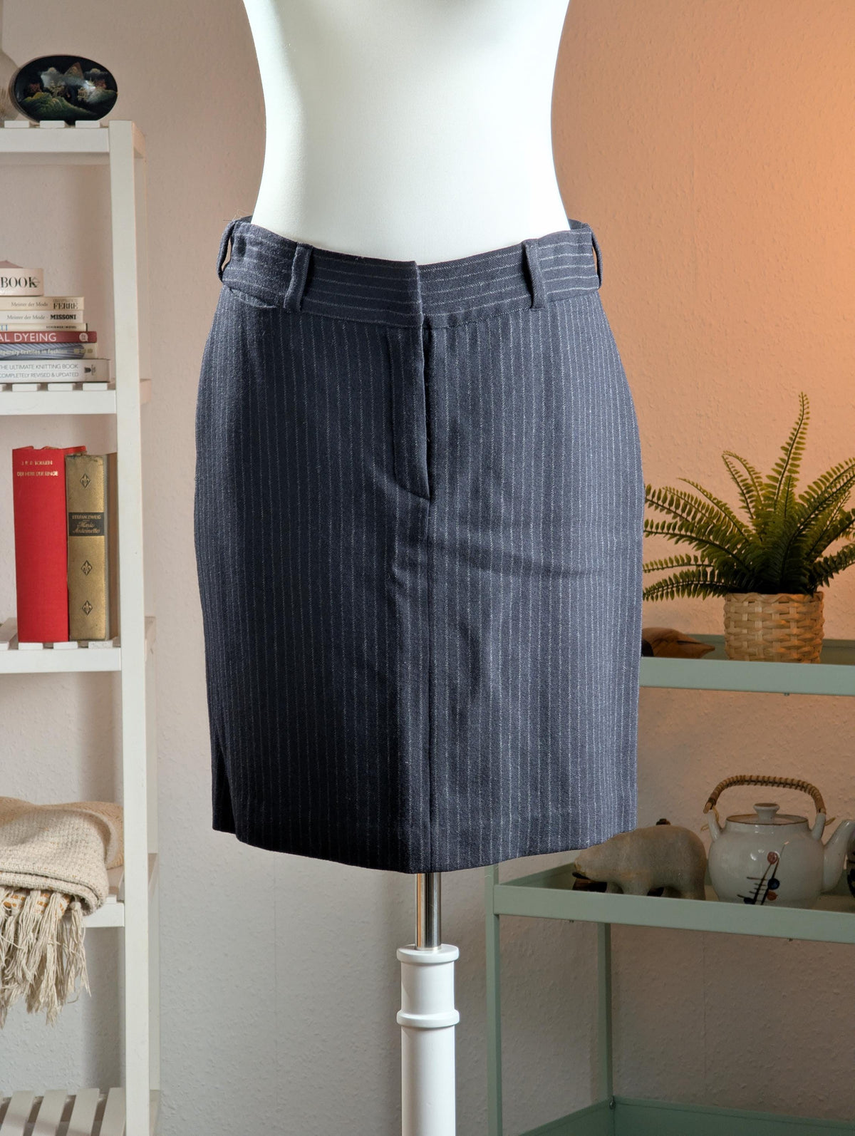 Archival Victor Alfaro Deadstock 90s Pinstripe Virgin Wool Mini Pencil Skirt – charcoal grey fine virgin wool with white chalk pinstripe, mid-rise waistband with belt loops, two front slant pockets, straight mini pencil silhouette with back kick vent, deadstock unworn condition, Made in Italy, corporate chic office siren, product shot on dress form