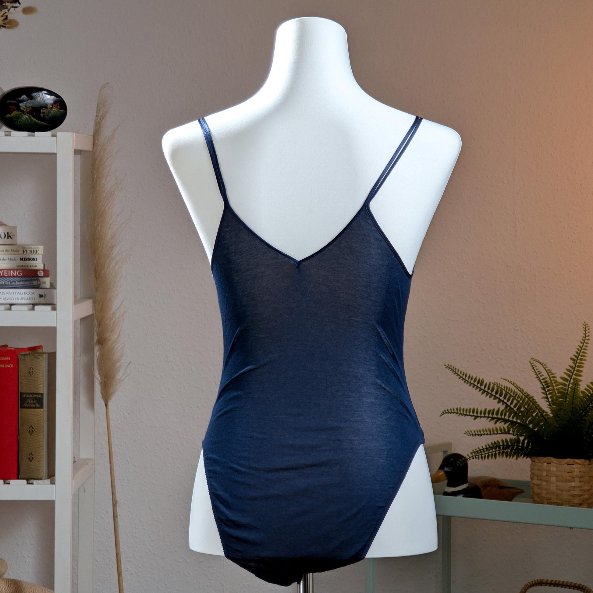 back view Archival La Perla Tricot NOS Deadstock 90s Navy Blue Bodysuit – navy blue stretch jersey with sheer guipure lace décolleté panel featuring 3D appliqué floral embroidery, adjustable spaghetti straps with bow detail, V-neckline, thong cut, Italian museum grade lingerie, product shot on dress form