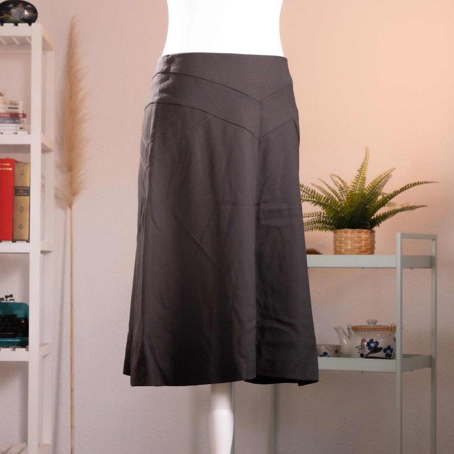 back view Archival Nina Ricci Sculptural Chevron-Yoke Virgin Wool Midi Skirt – anthracite charcoal grey melange fine wool, wide structured V-chevron yoke waistband with topstitched seam detail, flared A-line midi silhouette, silk lining, back zip closure, Peter Copping era precision tailoring, product shot on dress form