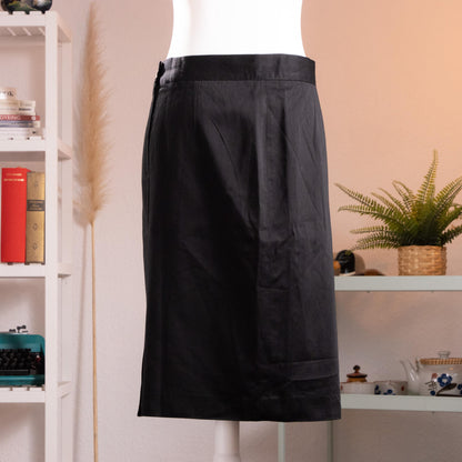 back view Archival Christian Dior Coordonnés NOS 90s Black Cotton Twill Pencil Skirt – jet black crisp cotton twill, wide satin waistband, clean straight pencil silhouette, back zip closure with small kick vent, midi length, deadstock unworn condition, product shot on dress form
